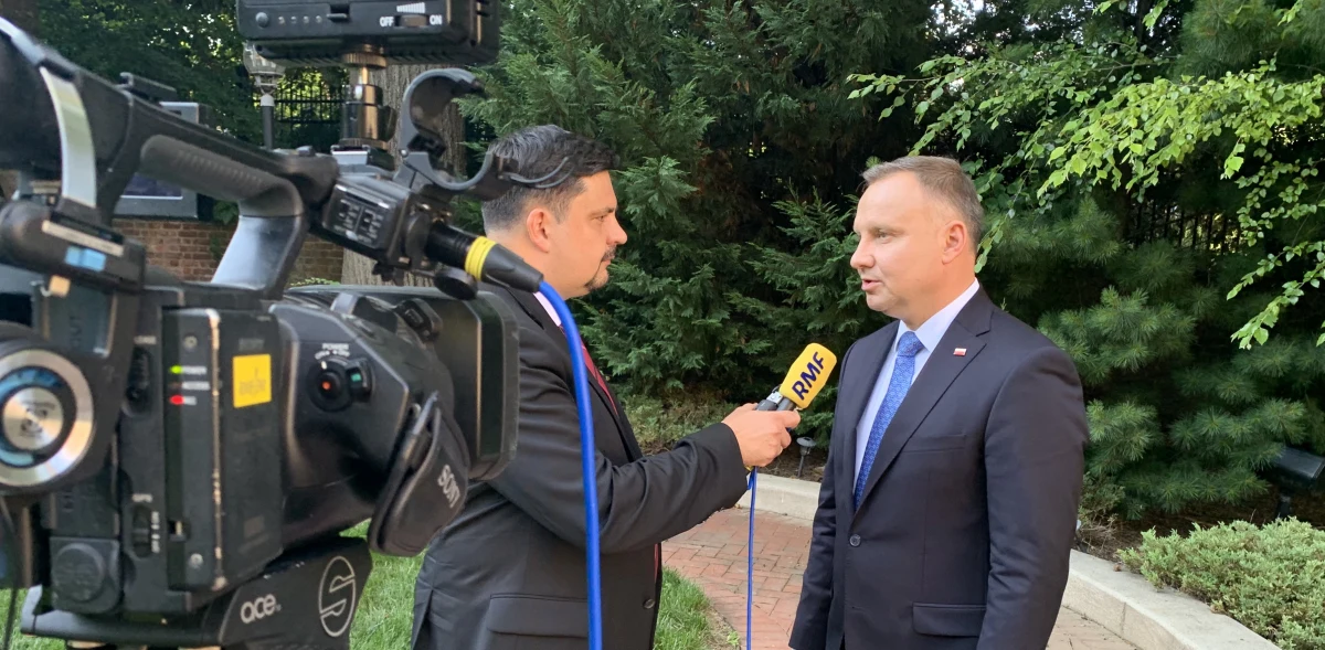 "Przede wszystkim powiedziałem prezydentowi Donaldowi Trumpowi, że chciałbym, żeby nie zmniejszyła się amerykańska obecność w Europie, bo to jest w tej chwili dla mnie ważne. To miałem zresztą uzgodnione z sekretarzem generalnym NATO. To jest kwestia architektury bezpieczeństwa europejskiego" - mówił w rozmowie z RMF FM prezydent Andrzej Duda. "Powiedziałem również, że gdyby Stany Zjednoczone relokowały swoich żołnierzy, to proszę, żeby wzięli pod uwagę również Polskę. My jesteśmy gotowi amerykańskich żołnierzy przyjąć na naszym terytorium" - zadeklarował.