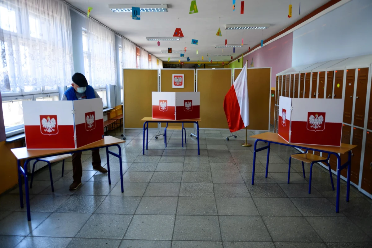 Wyborcy głosujący korespondencyjnie do piątku mają czas na wrzucenie koperty zwrotnej do nadawczej skrzynki Poczty Polskiej lub dostarczenie jej do urzędu gminy. Kopertę zwrotną można też dostarczyć do lokalu wyborczego w dniu głosowania, ale nie można jej samodzielnie wrzucić do urny.
