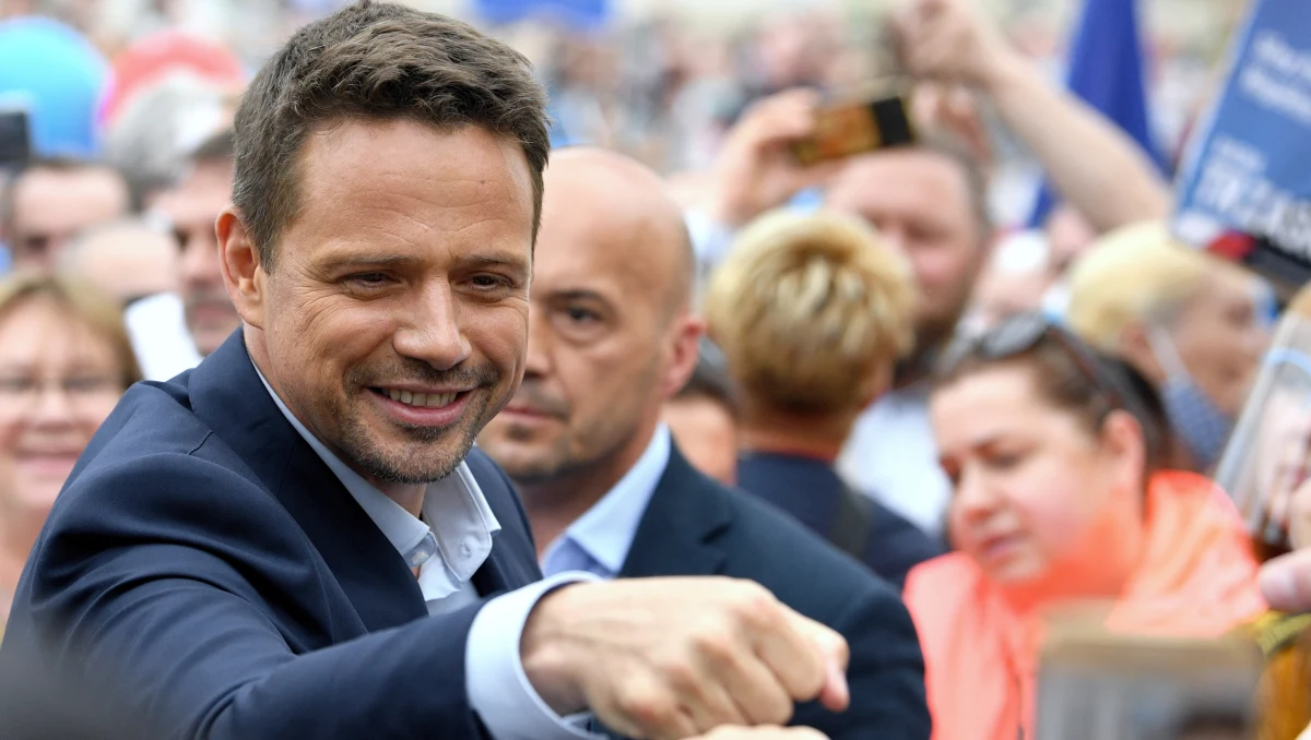 Gdy w połowie maja Rafał Trzaskowski włączył się w wyścig o fotel prezydencki - wszystkie dotychczasowe sondaże "wzięły w łeb". Jego poprzedniczka Małgorzata Kidawa-Błońska tuż przed rezygnacją ze startu w wyborach prezydenckich mogła liczyć, według badań opinii, na zaledwie trzy do pięciu procent poparcia. 