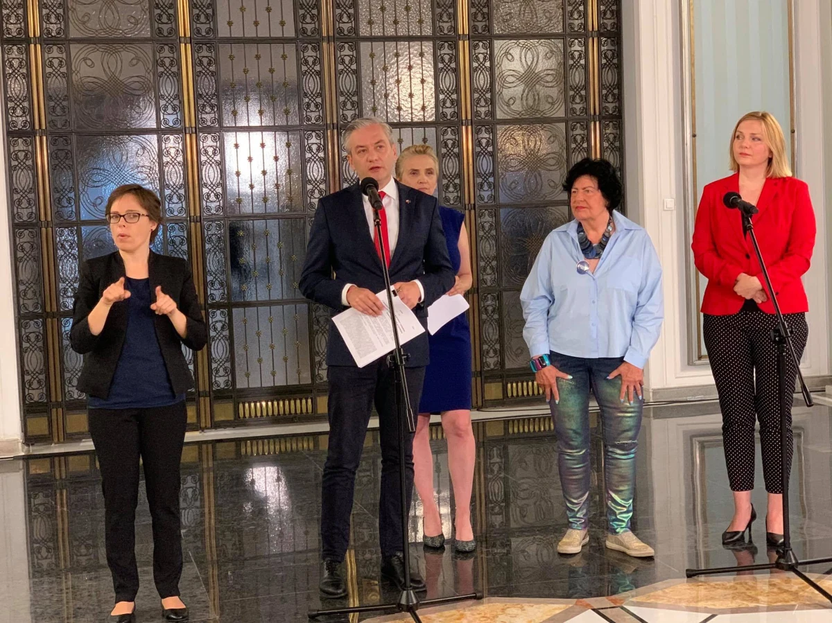 Lewica złożyła w Sejmie projekt ustawy o świeckości państwa. Zakłada on m.in. likwidację Funduszu Kościelnego i wyprowadzenie lekcji religii ze szkół. "Jak politycy chcą się zajmować Kościołem, to niech założą sutanny" - mówił kandydat Lewicy na prezydenta Robert Biedroń. 