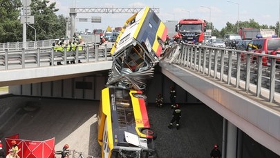 Autobus spadł z wiaduktu w Warszawie: Zginęła pasażerka, kilkanaścioro rannych w szpitalach