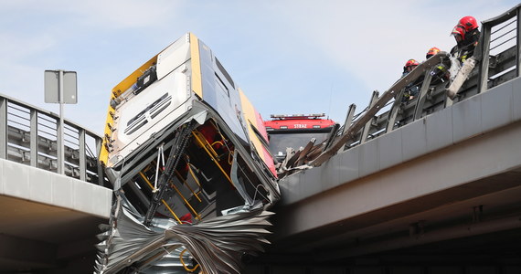 "Wypadkowi uległ autobus linii 186 o napędzie gazowym, był praktycznie nowy. Kierowca miał certyfikat, czas pracy nie był przekroczony" - mówi rzecznik prasowy warszawskiego ZTM Tomasz Kunert. Do tragicznego wypadku doszło dzisiaj na Wisłostradzie w Warszawie: z wiaduktu na moście Grota-Roweckiego spadł autobus komunikacji miejskiej. Nie żyje jedna osoba, około 20 zostało rannych. Stan kilku z nich jest poważny. "Na razie trudno powiedzieć, jakie są przyczyny wypadku" - dodał rzecznik Generalnej Dyrekcji Dróg Krajowych i Autostrad Szymon Piechowiak.  Rzecznik Komendy Stołecznej Policji podkreślił natomiast, że kierowca był trzeźwy, najbardziej prawdopodobną przyczyną zdarzenia było jego zasłabnięcie.