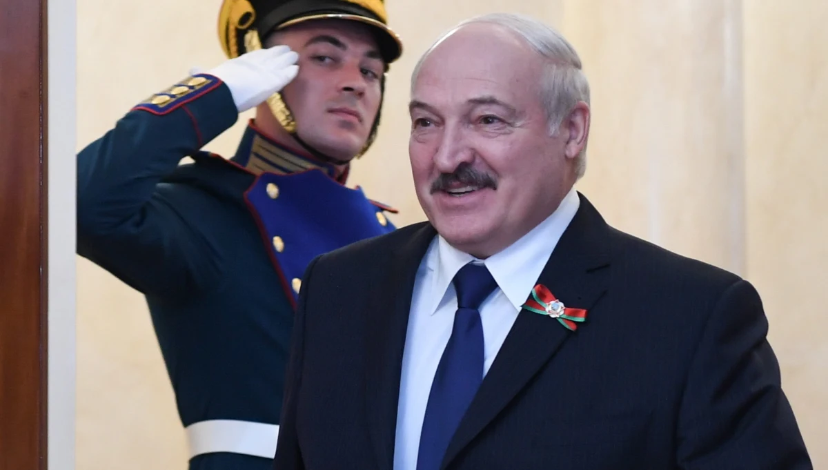 Prezydent Białorusi Alaksandr Łukaszenka powiedział, że trwają zagraniczne ingerencje w sprawy wewnętrzne i wybory w jego kraju. Dodał, że osoby odpowiedzialne przebywają w Rosji i w Polsce - podaje agencja BiełTA. 