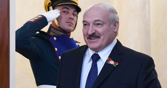 Prezydent Białorusi Alaksandr Łukaszenka powiedział, że trwają zagraniczne ingerencje w sprawy wewnętrzne i wybory w jego kraju. Dodał, że osoby odpowiedzialne przebywają w Rosji i w Polsce - podaje agencja BiełTA. 