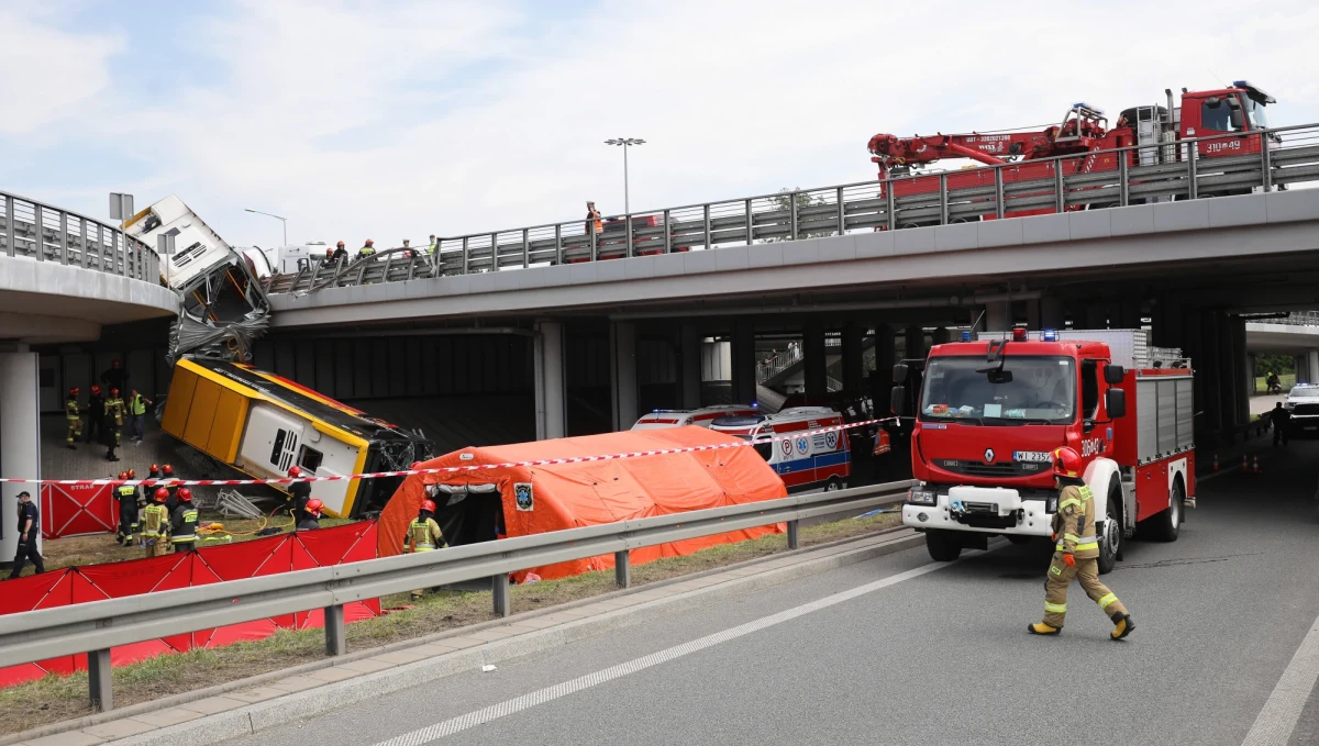 Po tym, jak autobus miejski spadł z mostu Grota-Roweckiego na Wisłostradę wprowadzono zmiany w kursowaniu niektórych linii - poinformowały w czwartek służby prasowe stołecznego ratusza.