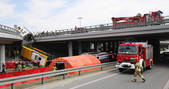 Po tym, jak autobus miejski spadł z mostu Grota-Roweckiego na Wisłostradę wprowadzono zmiany w kursowaniu niektórych linii - poinformowały w czwartek służby prasowe stołecznego ratusza.