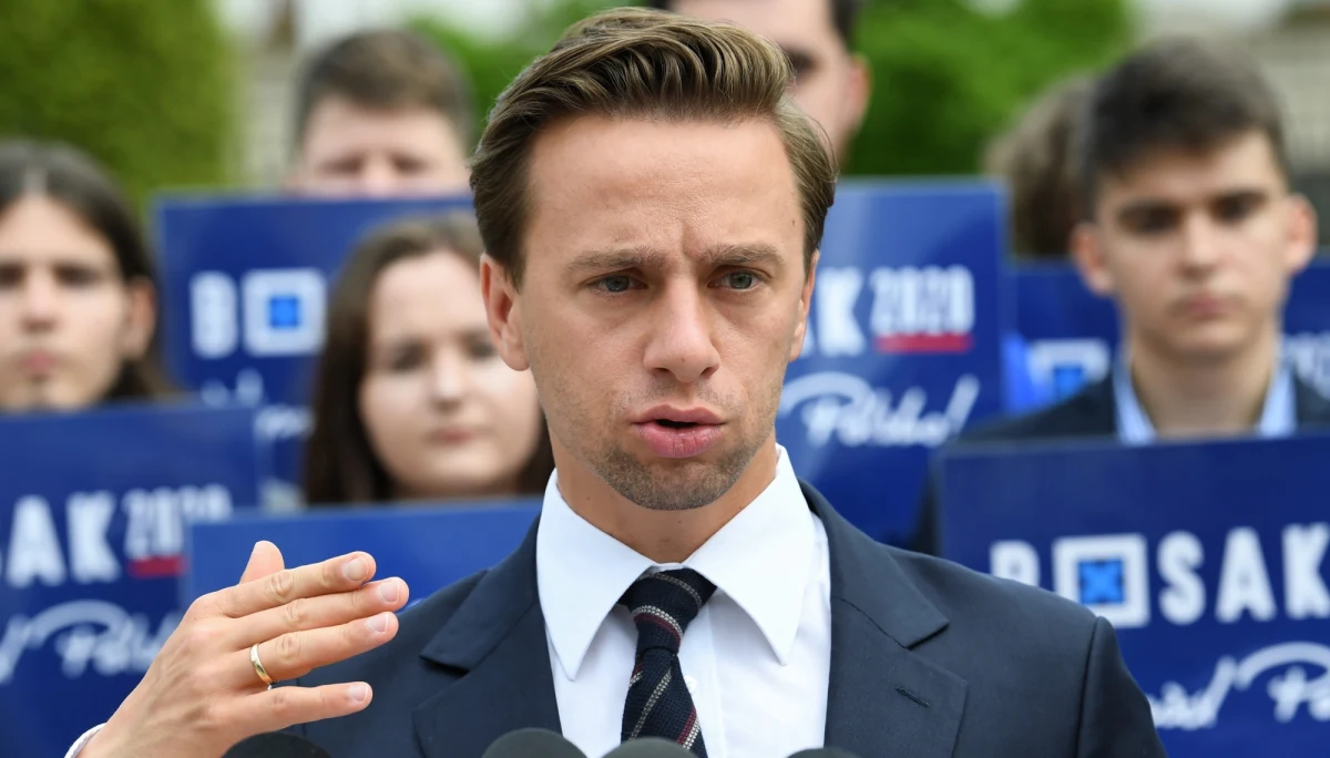 Prezydent Andrzej Duda zamiast zająć się problemami z wyborami korespondencyjnymi, spotykać się ze zwykłymi Polakami, wybrał namaszczenie od prezydenta USA Donalda Trumpa na finiszu kampanii prezydenckiej - ocenił kandydat Konfederacji na prezydenta Krzysztof Bosak. 