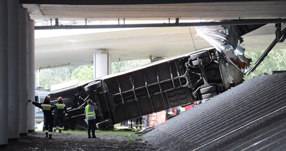 "Gdy autobus spadał, ochraniałam córkę swoim ciałem. To było dla mnie najważniejsze. Bałam się. Podejrzewam, że inni też" - tak dramatyczne chwile opisywała w rozmowie z dziennikarzami uczestniczka tragicznego wypadku w Warszawie, gdzie autobus miejski linii 186 spadł z wiaduktu. Brat innego uczestnika wypadku relacjonował natomiast: "(Brat) mówił, że kierowca był spóźniony i podobno zasłabł. (…) Z tego, co mówił, to (kierowca) jechał około 80 km/h".