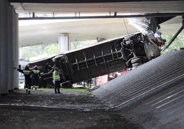 "Kierowca był spóźniony", "Ochraniałam córkę swoim ciałem". Relacje świadków po wypadku autobusu w Warszawie