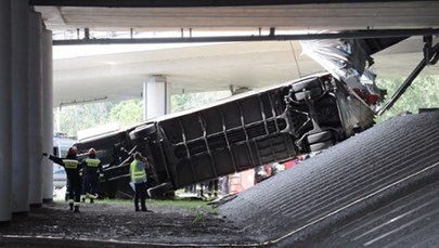 "Kierowca był spóźniony", "Ochraniałam córkę swoim ciałem". Relacje świadków po wypadku autobusu w Warszawie