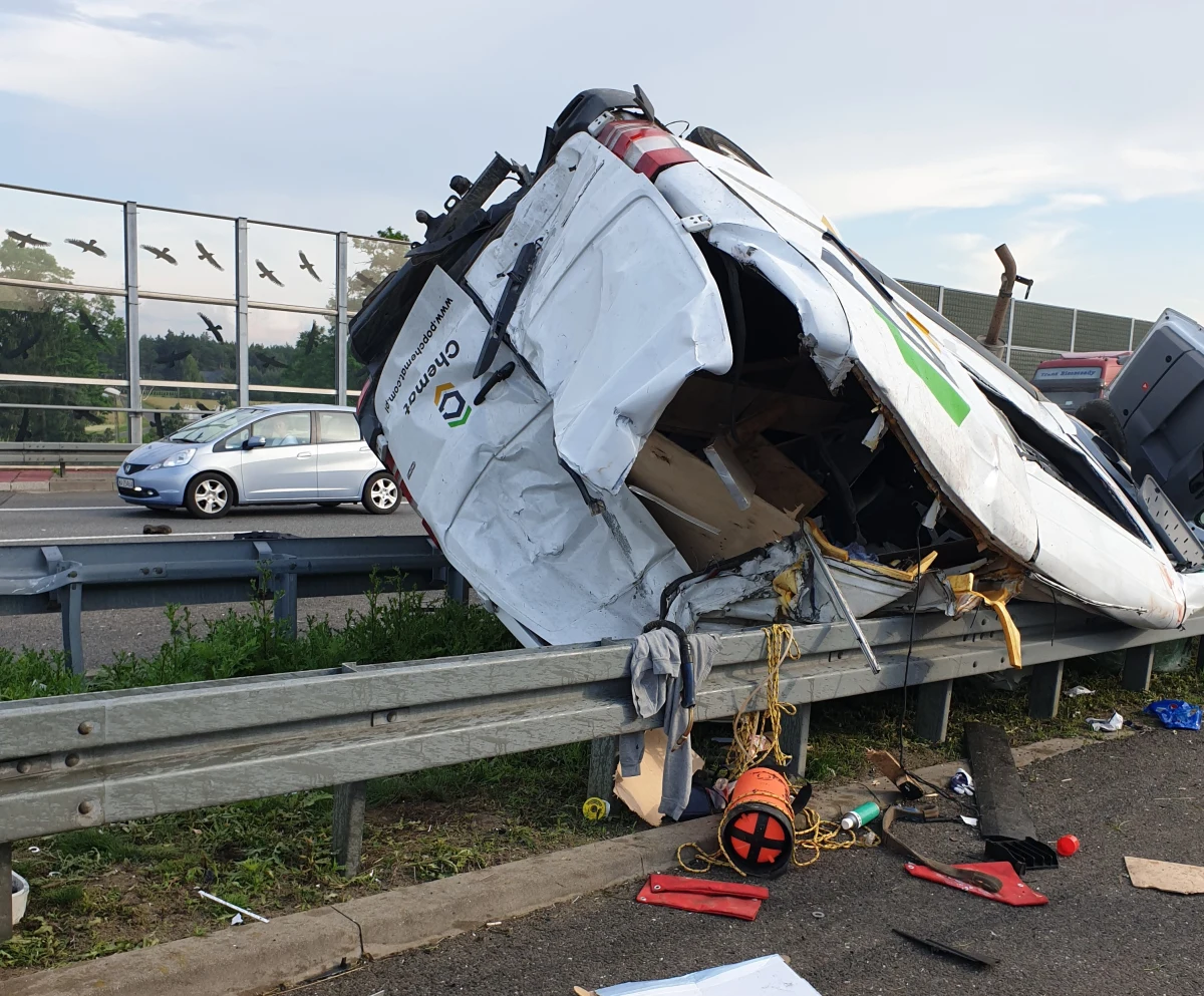 Jedna osoba zginęła, trzy zostały ranne na A2 między Skierniewicami a  Łowiczem. Na autostradzie zderzyły się dwa samochody osobowe i bus. 