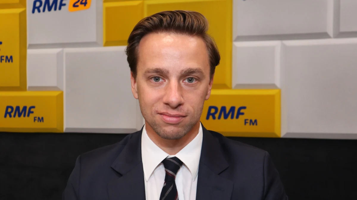 Trzeba pozwolić na znacznie więcej prywatnej inicjatywy w ochronie zdrowia – mówił w Popołudniowej rozmowie w RMF FM kandydat Konfederacji na prezydenta Krzysztof Bosak. „To nie musi oznaczać prywatyzacji szpitali, bo część zawsze będzie państwowa, bo tzw. świadczenia wysokospecjalistyczne potrzebują opieki państwowej, bo są rzadkie i bardzo drogie” – dodał. Stwierdził także, że obecny system nie jest wydajny. “Mimo największych wysiłków, które wkładają pielęgniarki, lekarze i ratownicy medyczni, to wszyscy są przymknięci w system, którego elementy przypominają skansen z okresu PRL” – stwierdził.