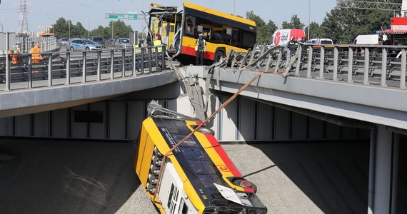 39 stopni gorączki miał kierowca autobusu, który przebił barierki i spadł z wiaduktu na trasie S8 w Warszawie - to nieoficjalne ustalenia reportera RMF FM Krzysztofa Zasady. Informacja ta może potwierdzać hipotezę, że przyczyną wypadku było zasłabnięcie kierowcy. On sam w czasie krótkiego wstępnego przesłuchania powiedział policjantom, że nie pamięta momentu wypadku.