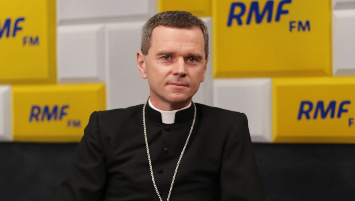 "Chciałbym - mając na uwadze to, co się działo w diecezji kaliskiej, te gorszące skandale - przeprosić za milczenie polskich biskupów w tej sprawie" - mówił w Porannej rozmowie bp Mirosław Milewski - biskup pomocniczy diecezji płockiej odnosząc się do afery wokół tamtejszego biskupa Edwarda Janiaka, który jest oskarżany o tuszowanie pedofilii wśród księży. Jego obowiązki decyzją papieża przejął arcybiskup Grzegorz Ryś. "Jestem wdzięczny papieżowi Franciszkowi za to, że podjął taką decyzję. Mamy wreszcie przełom w tej sprawie. Tak dalej być po prostu nie mogło" - dodał. 