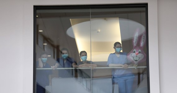 Lekarze rozważają protest przeciwko zaostrzeniu kar za błędy medyczne. Ich zdaniem znowelizowany - przy okazji tarczy antykryzysowej 4.0 - przepis 37a kodeksu karnego uderzy przede wszystkim w ich środowisko - donosi w piątek "Rzeczpospolita".