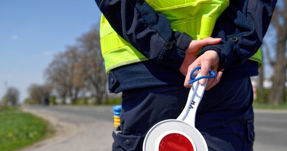 Jednostka policji w Kole trafiła pod lupę kontrolerów po tragedii, do jakiej doszło tam 30 maja oraz po licznych sygnałach o mobbingu, który miał do niej doprowadzić. Policjant, który targnął się na własne życie, miał wcześniej sygnalizować o naciskach ze strony przełożonych na to, by wystawiał więcej mandatów czy prowadził więcej kontroli. Zbyt mała w ocenie przełożonych "efektywność służby" miała skutkować ciągłą krytyką. 