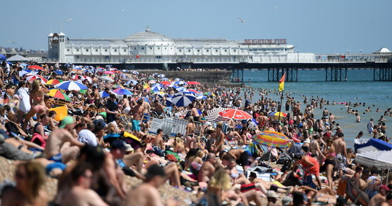 Możemy zamknąć plaże, jeśli nie będziecie rozsądni – ostrzega brytyjski rząd. To po wczorajszej inwazji na plaże w południowej Anglii. Szacuje się, że w kilku nadmorskich miejscowościach mogło pojawić się nawet pół miliona ludzi. 