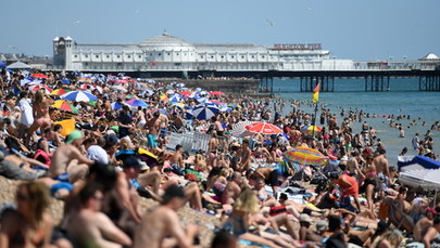 Nawet pół miliona osób na brytyjskich plażach. Minister zdrowia ostrzega