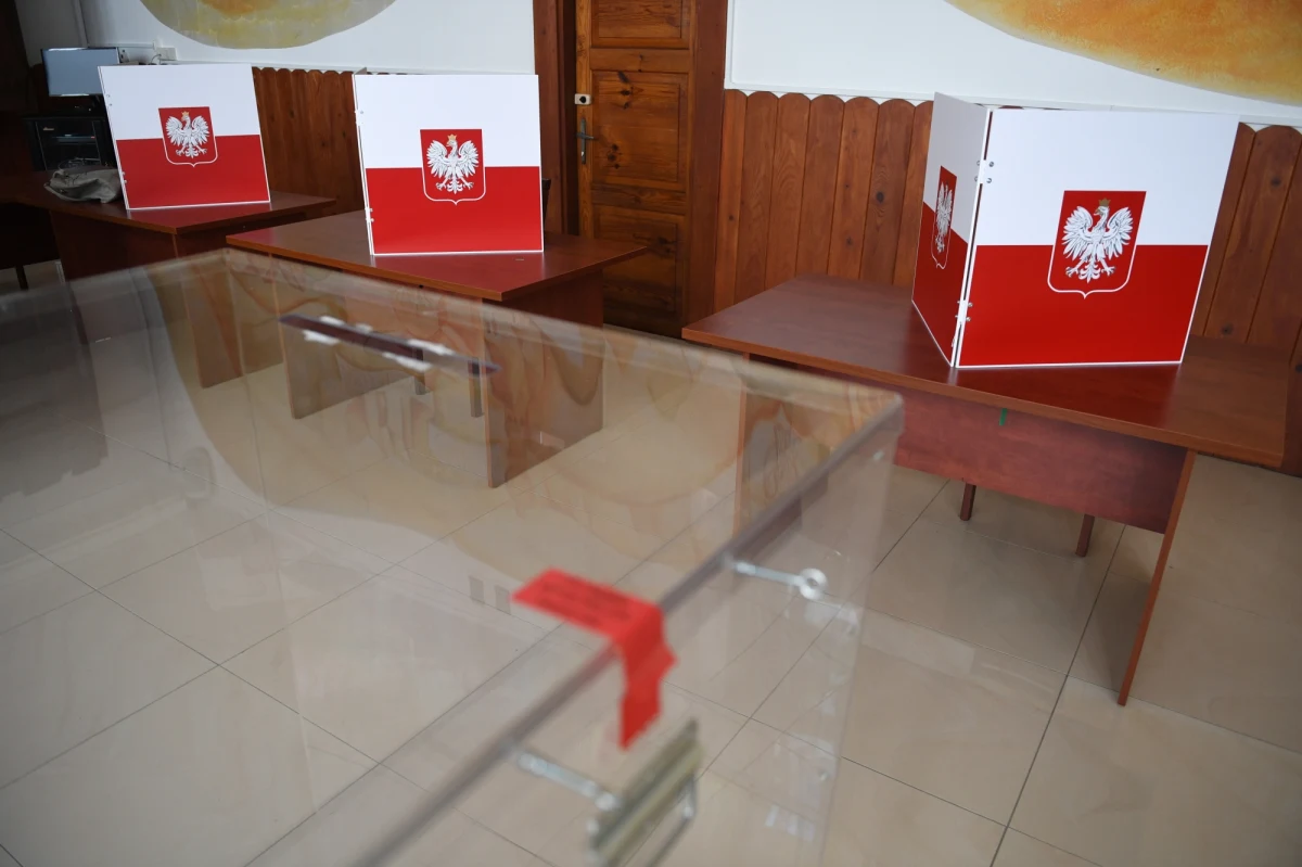 O "pilnowanie komisji" wyborczych w trakcie niedzielnych wyborów prezydenckich i "patrzenie władzy na ręce" zaapelował poseł Koalicji Obywatelskiej Dariusz Joński. Jak ogłosił: patrząc na to, co Prawo i Sprawiedliwość robiło przed 10 maja, jak i "wszystko to, co się dzieje poza granicami kraju" teraz, obawia się, że "te wybory mogą, niestety, być sfałszowane".