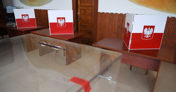 O "pilnowanie komisji" wyborczych w trakcie niedzielnych wyborów prezydenckich i "patrzenie władzy na ręce" zaapelował poseł Koalicji Obywatelskiej Dariusz Joński. Jak ogłosił: patrząc na to, co Prawo i Sprawiedliwość robiło przed 10 maja, jak i "wszystko to, co się dzieje poza granicami kraju" teraz, obawia się, że "te wybory mogą, niestety, być sfałszowane".