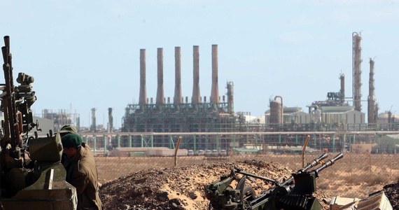 Libijska Krajowa Spółka Naftowa (NOC) poinformowała w piątek, że najemnicy z Rosji i innych krajów wkroczyli w czwartek na pole naftowe El Szarara na południowym zachodzie, aby uniemożliwić wznowienie eksportu ropy po trwającej miesiąc blokadzie przez siły generała Haftara.