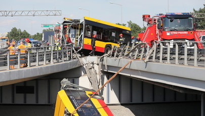 Kierowca autobusu, który spadł z wiaduktu, był pod wpływem amfetaminy. Ma już zarzuty