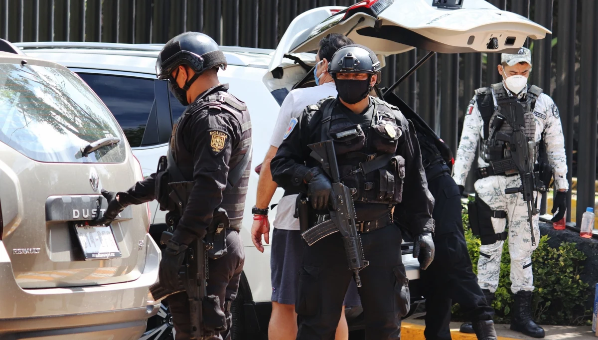 Grupa uzbrojonych napastników dokonała zamachu na szefa policji miasta Meksyk Omara Garcię Harfucha. Garcia został ranny, a w strzelaninie zginęło dwóch członków jego ochrony oraz kobieta, która znalazła się tam przypadkiem. 