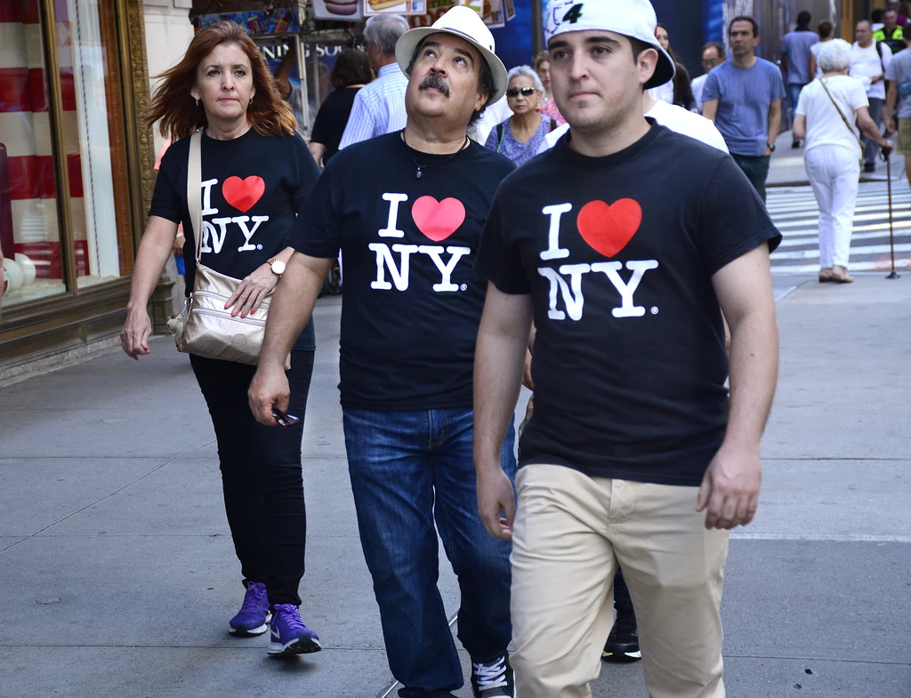 Przechodnie w koszulkach z napisem "I Love NY"