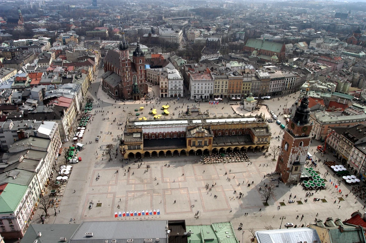 Byłeś w Krakowie ze szkolną wycieczką ładnych parę lat temu? Pamiętasz smak obwarzanka spod Wawelu i chciałbyś sprawdzić, jak zmieniała się panorama miasta z kopca Kraka? A może chcesz spędzić kilka dni pływając kajakiem po Wiśle, przemierzając rowerowe szlaki lub spacerując z dala od miejskiego gwaru po lasach? Zaplanuj pobyt w Krakowie, a poznasz gród Kraka z zupełnie innej strony - zachęcają władze Krakowa. 