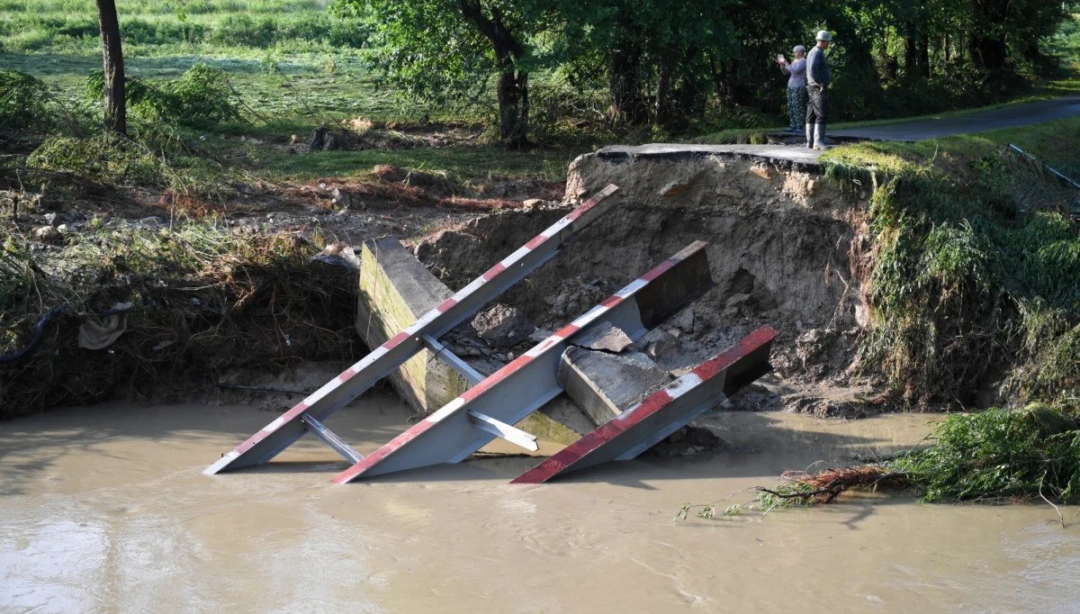Nocne ulewy i burze przeszły m.in. nad województwem podkarpackim. W niektórych miejscowościach zalało domu, zerwano mosty i porwało samochody. Z kolei w powiecie przeworskim doszło do dramatycznej akcji, kiedy w Kańczudze rzeka porwała wóz strażacki. W środku była 5-osobowa rodzina oraz dwóch strażaków.