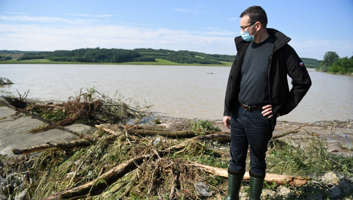 Ze strony państwa będzie płynęła szybko pomoc wszędzie tam, gdzie jest ona niezbędna - mówił w sobotę w Albigowej koło Łańcuta (Podkarpackie) premier Mateusz Morawiecki. Szef rządu od rana odwiedza dotknięte piątkową powodzią miejscowości Podkarpacia.