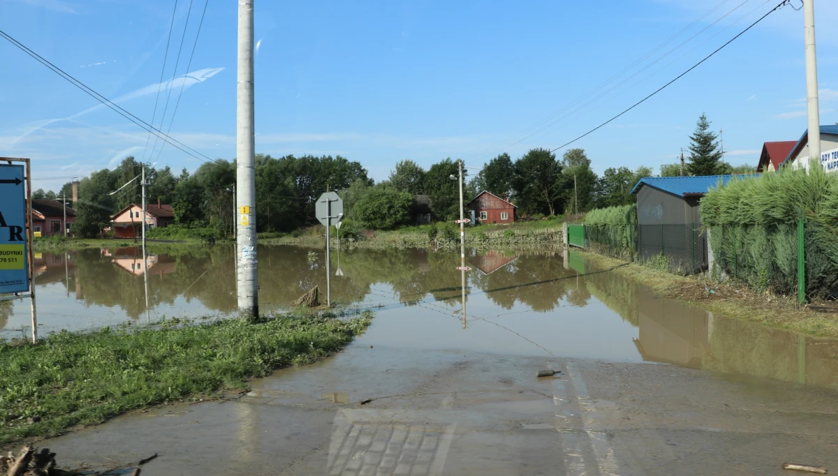 Ponad tysiąc razy interweniowali podkarpaccy strażacy od piątkowego popołudnia w związku z gwałtowanymi ulewami, które przeszły przez część województwa. Obecnie w pow. jasielskim i krośnieńskim usuwają skutki nawałnicy, która przeszła tam w sobotę wieczorem.