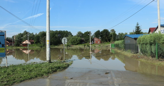 Ponad tysiąc razy interweniowali podkarpaccy strażacy od piątkowego popołudnia w związku z gwałtowanymi ulewami, które przeszły przez część województwa. Obecnie w pow. jasielskim i krośnieńskim usuwają skutki nawałnicy, która przeszła tam w sobotę wieczorem.