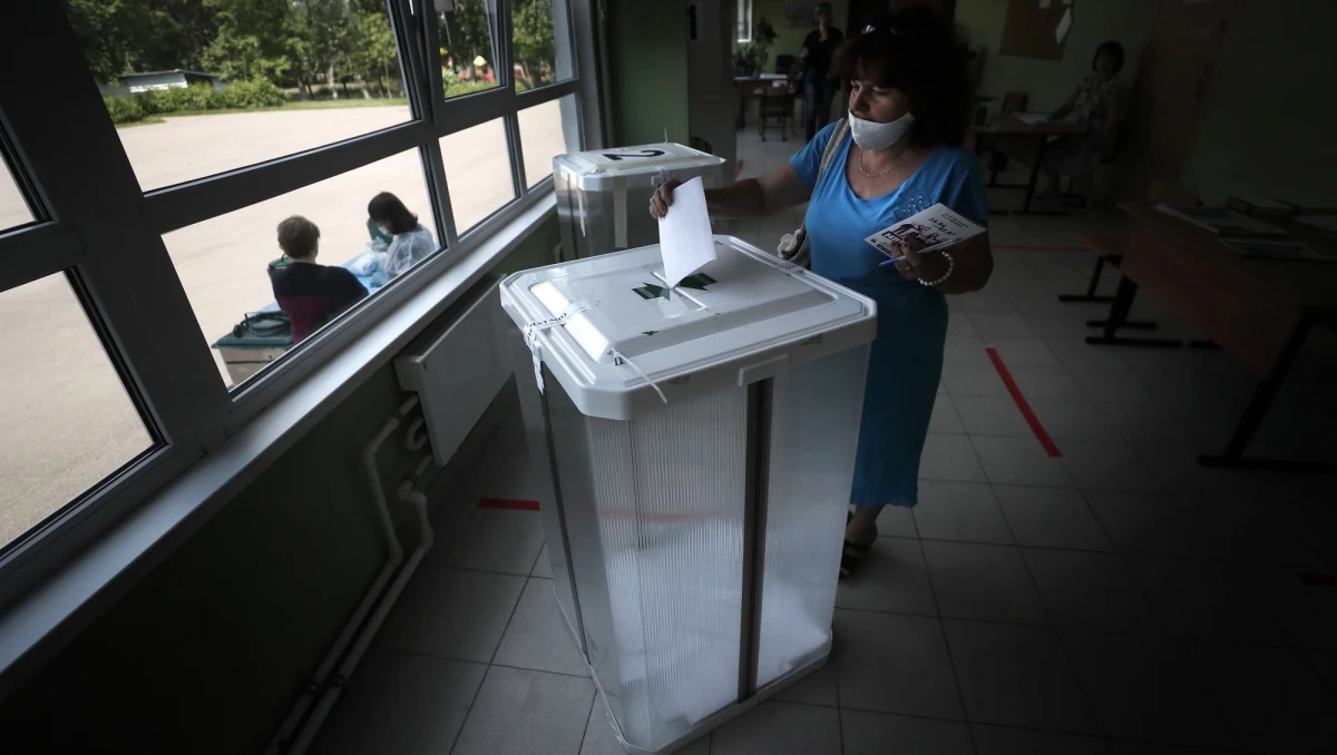 Kompromitacja głosowania nad zmianami w rosyjskiej konstytucji zarządzonego przez Władimira Putina. Opozycja udowadnia Kremlowi, jak można fałszować wyniki głosowania, które daje Władimirowi Putinowi możliwość praktycznie dożywotniej prezydentury, bowiem pozwala mu startować w wyborach mimo, że jest prezydentem od 2000 roku.  