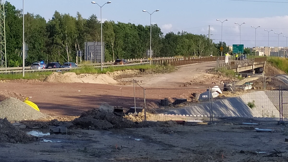 Po podmyciu konstrukcji wiaduktu przez ulewny deszcz w sobotę zamknięty został przebudowywany właśnie odcinek drogi krajowej nr 86. To kluczowe połączenie Katowic m.in. z Tychami; policja wytyczyła objazdy autostradą A4 i trasą S1. Odcinek będzie zamknięty przez tydzień.