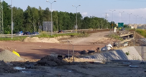 Po podmyciu konstrukcji wiaduktu przez ulewny deszcz w sobotę zamknięty został przebudowywany właśnie odcinek drogi krajowej nr 86. To kluczowe połączenie Katowic m.in. z Tychami; policja wytyczyła objazdy autostradą A4 i trasą S1. Odcinek będzie zamknięty przez tydzień.