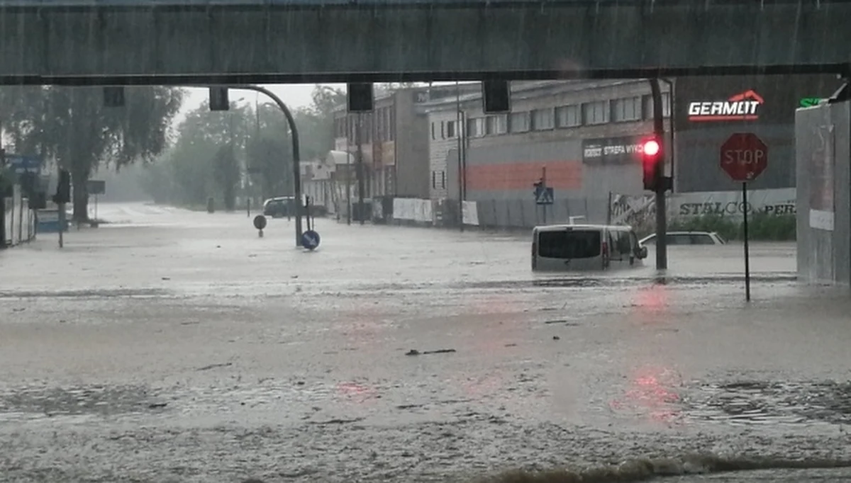 ​Zalane drogi oraz podtopione budynku - to rezultat potężnych nawałnic w okolicach podkarpackiego Jasła. Strażacy cały czas wzywani są na miejsce - odnotowano tam już ponad sto zgłoszeń.