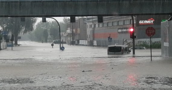 ​Zalane drogi oraz podtopione budynku - to rezultat potężnych nawałnic w okolicach podkarpackiego Jasła. Strażacy cały czas wzywani są na miejsce - odnotowano tam już ponad sto zgłoszeń.