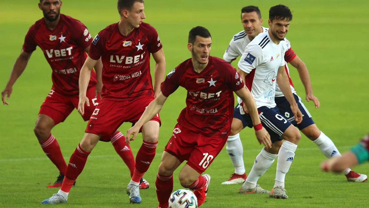 W sobotę w Ekstraklasie rozegrano trzy spotkania. W Grupie spadkowej Wisła Płock pokonała ŁKS Łódź 2:0, Wisła Kraków wygrała z Górnikiem Zabrze 1:0, a w meczu na szczycie tabeli Legia Warszawa zremisowała u siebie z Piastem Gliwice 1:1.