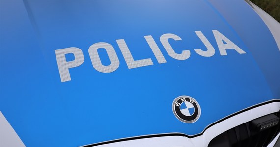 Niespełna 2-letnie dziecko zostało potrącone przez samochód na jednej z prywatnych posesji w gminie Książ Wielkopolski; chłopca nie udało się uratować. Okoliczności zdarzenia wyjaśnia policja.