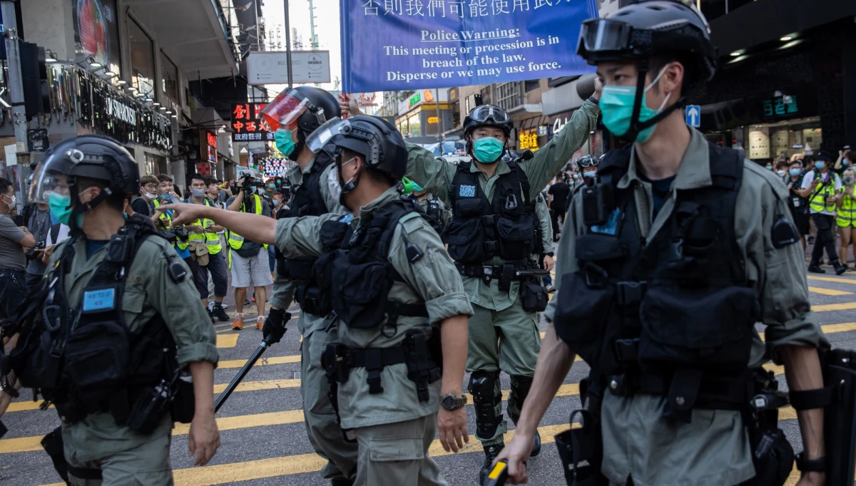 Hongkońska policja aresztowała w niedzielę co najmniej 53 uczestników względnie pokojowej demonstracji przeciwko planom narzucenia Hongkongowi prawa o bezpieczeństwie narodowym przez rząd centralny ChRL. O aresztowaniach poinformowały hongkońskie władze.