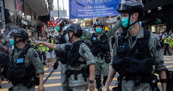 Hongkońska policja aresztowała w niedzielę co najmniej 53 uczestników względnie pokojowej demonstracji przeciwko planom narzucenia Hongkongowi prawa o bezpieczeństwie narodowym przez rząd centralny ChRL. O aresztowaniach poinformowały hongkońskie władze.