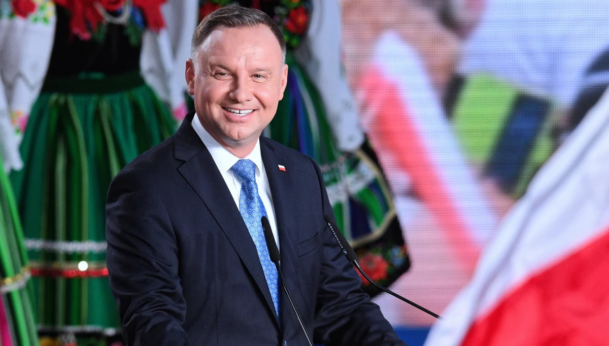 Wygrywam tę I turę dzięki państwa głosom rzeczywiście w sposób absolutnie zdecydowany, ta przewaga jest potężna i ogromnie jestem za to wdzięczny - powiedział w Łowiczu ubiegający się o reelekcję prezydent Andrzej Duda podczas wieczoru wyborczego po I turze wyborów.

 