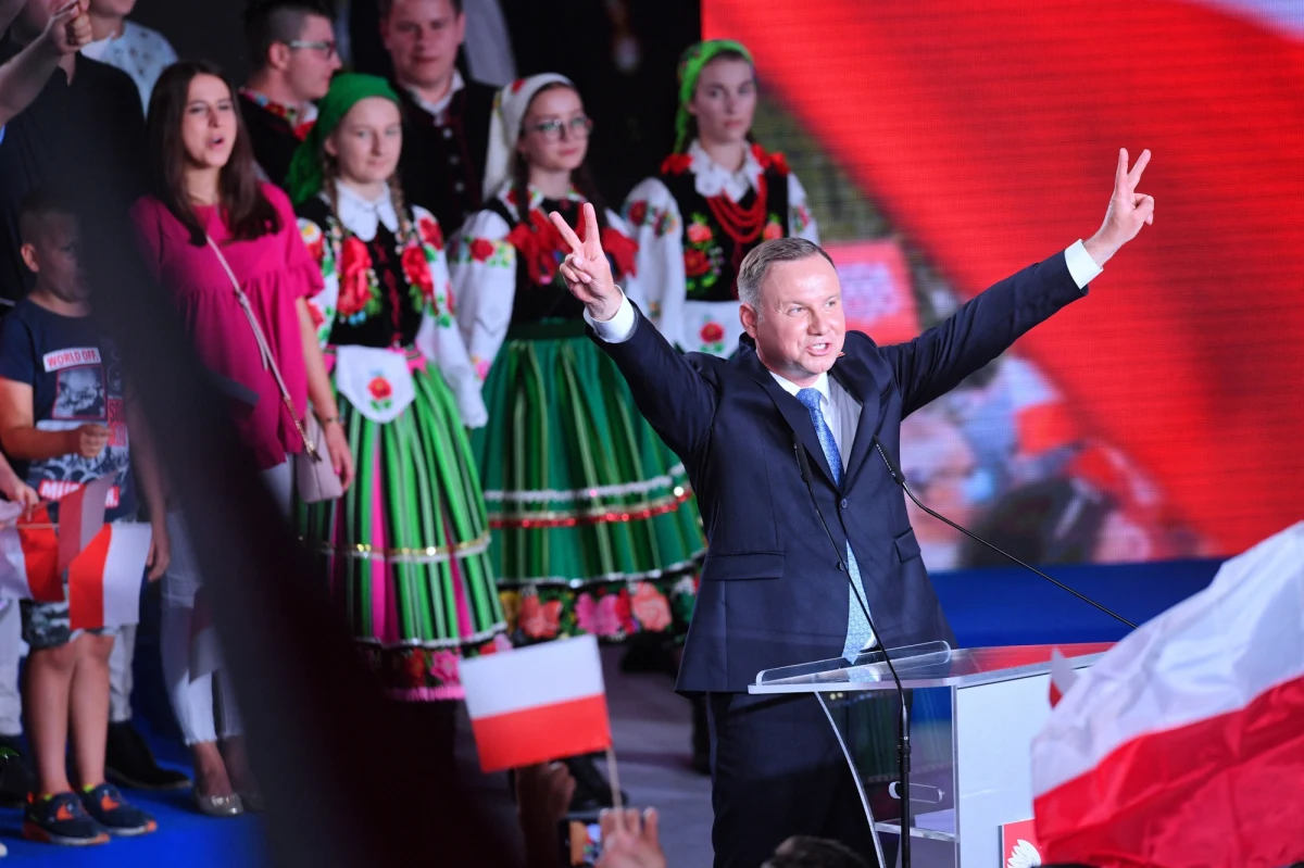 Popierany przez PiS prezydent Andrzej Duda wygrał w dwunastu województwach, a kandydat KO Rafał Trzaskowski w czterech - wynika z sondażu Ipsos dla TVP, TVN24 i Polsat News.
