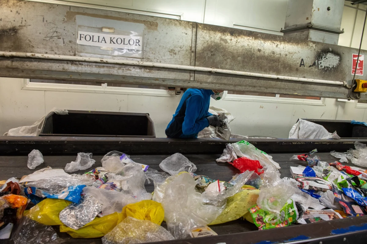 Strażnik miejski będzie mógł ukarać osobę uchylającą się od regulowania rachunków za odpady - właścicielom domów i mieszkań grozi mandat 500 zł - pisze poniedziałkowa "Rzeczpospolita" w artykule o pracach nad projektem nowelizacji przepisów.
