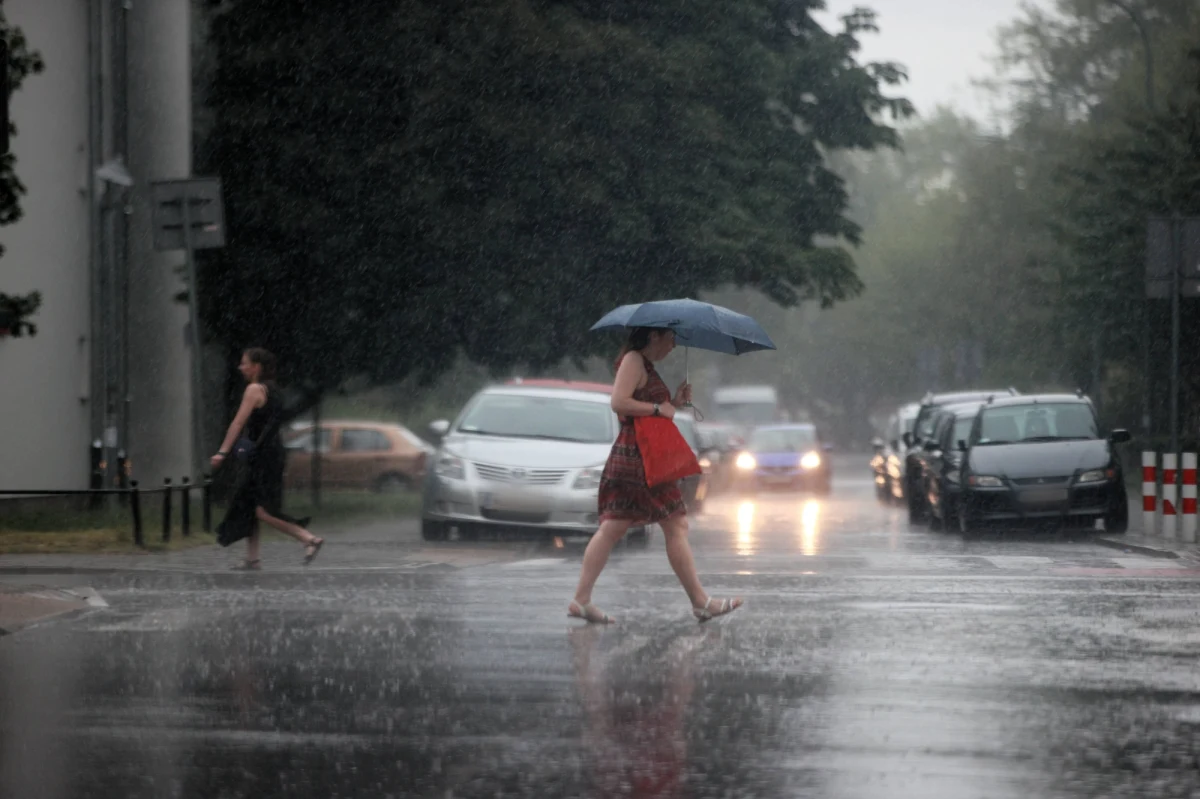 IMGW wydało w poniedziałek ostrzeżenia pierwszego i drugiego stopnia przed burzami z gradem dla województw: warmińsko-mazurskiego, podlaskiego, podkarpackiego, małopolskiego, śląskiego, świętokrzyskiego, opolskiego, części dolnośląskiego oraz kujawsko-pomorskiego. Alerty drugiego stopnia obowiązują dla województw podlaskiego, podkarpackiego, świętokrzyskiego, małopolskiego, śląskiego i części województwa warmińsko-mazurskiego.