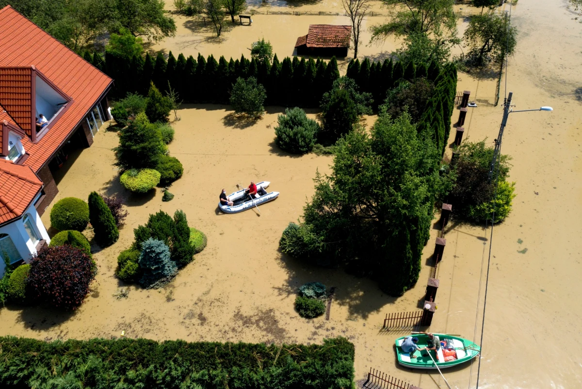 Prawie 2 tys. zgłoszeń otrzymali łącznie podkarpaccy strażacy w związku z nawałnicami i ulewami, które od piątku przez weekend przeszły nad regionem. W akcji brało udział ponad 11 tys. strażaków PSP i OSP, a także wojsko. Nadal prognozy dla regionu są niekorzystne - spodziewane są kolejne nawałnice i ulewy.