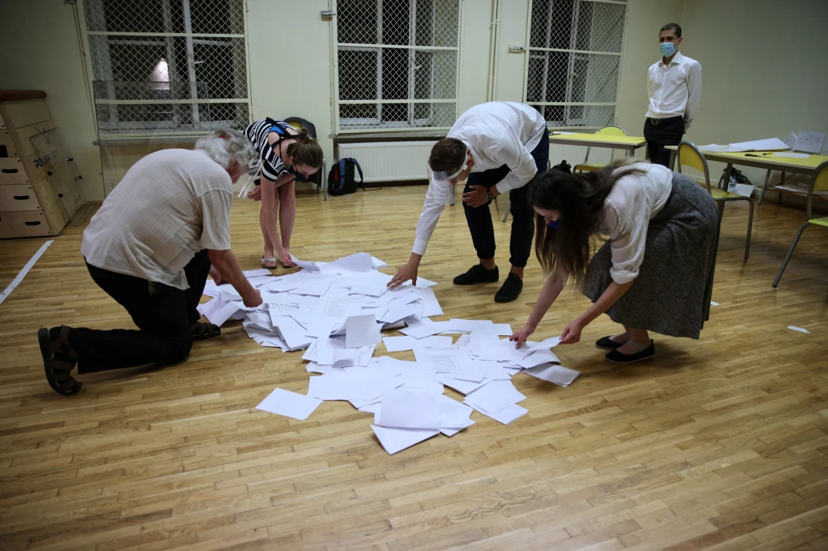 Z najnowszych danych PKW wynika, że w trzech województwach wygrał kandydat KO na prezydenta Rafał Trzaskowski. W pozostałych, czyli 13, prowadzi kandydat PiS Andrzej Duda. Trzaskowskiego poparli przede wszystkim mieszkańcy dużych miast. Duda uzyskał wysokie poparcie m.in. na Podkarpaciu oraz na Lubelszczyźnie. 