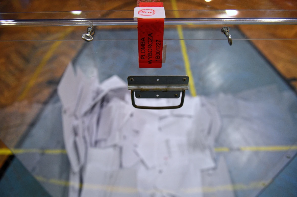 W Polsce trwa liczenie głosów po pierwszej turze wyborów prezydenckich. Głosowanie na głowę państwa wzbudza emocje również za granicą. Jak wybory prezydenckie w Polsce oceniają zagraniczne media?