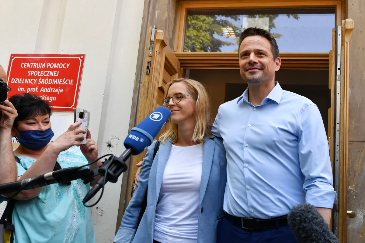 Musimy mieć prawdziwą debatę; mówiłem, że czekam na pana prezydenta w Płocku - jest mikrofon, będę czekać na prezydenta w każdym kolejnym mieście, bo musimy porozmawiać o problemach i o tym co nas boli, a boli nas monopol tej władzy - powiedział w poniedziałek podczas spotkania z wyborcami w Płocku Rafał Trzaskowski.
